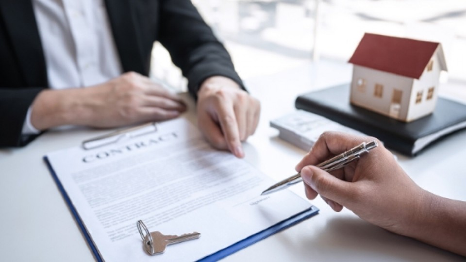 Los diferentes tipos de contratos que existen en la compraventa de una vivienda.